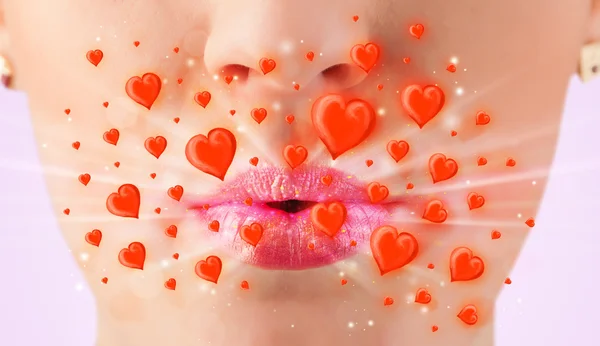 Красиві жіночі губи з прекрасними червоними серцями — стокове фото