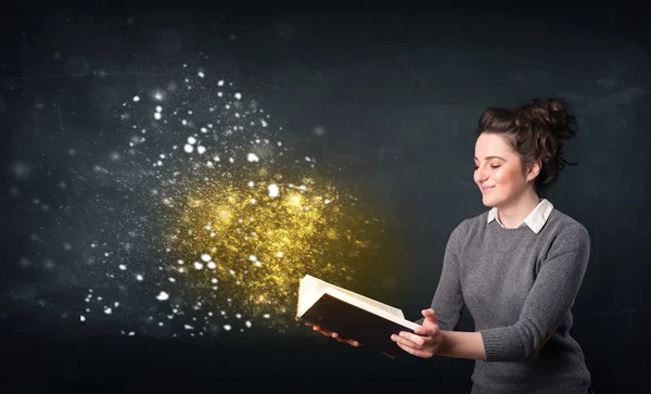 Jovencita leyendo un libro mágico — Foto de Stock