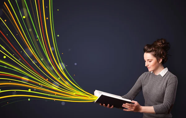 Jolie jeune femme lisant un livre tandis que des lignes colorées arrivent — Photo