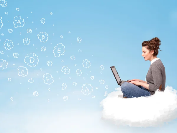 컴퓨터를 들고 구름 속에 앉아 있는 젊은 여자 — 스톡 사진