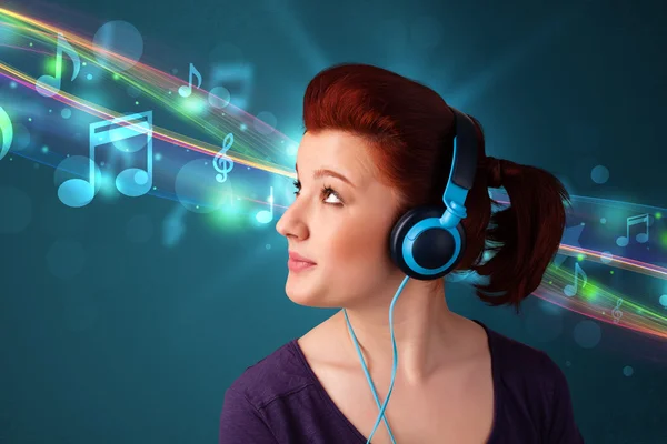 Junge Frau hört Musik mit Kopfhörern — Stockfoto