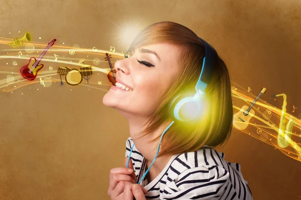 Mujer joven con auriculares escuchando música — Foto de Stock