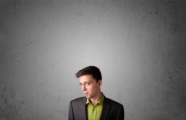 Hombre de negocios gesticulando con espacio de copia — Foto de Stock