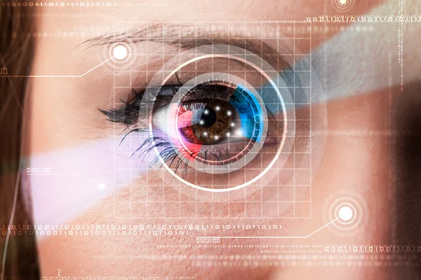 Cyber kobieta z technolgy oko patrząc — Zdjęcie stockowe