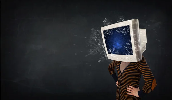 Tela de monitor de computador explodindo em uma cabeça de jovens — Fotografia de Stock