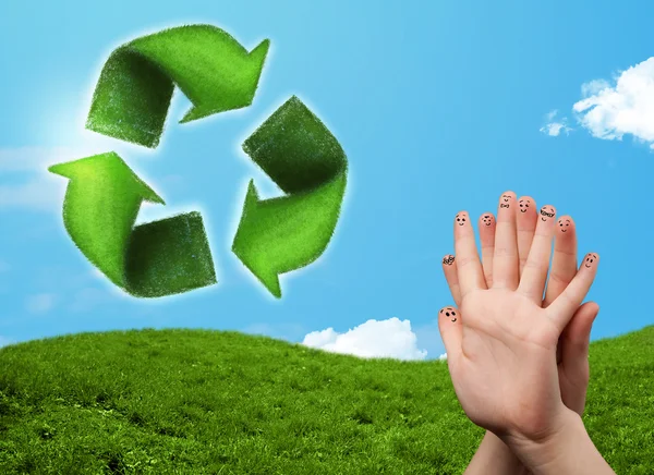 Glückliche Smiley-Finger schauen auf grünes Blatt-Recycling-Schild — Stockfoto