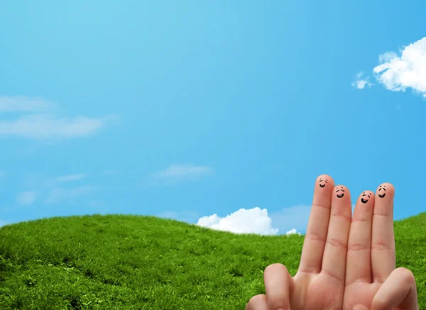 Vrolijke vingerglimlachen met landschap op de achtergrond — Stockfoto