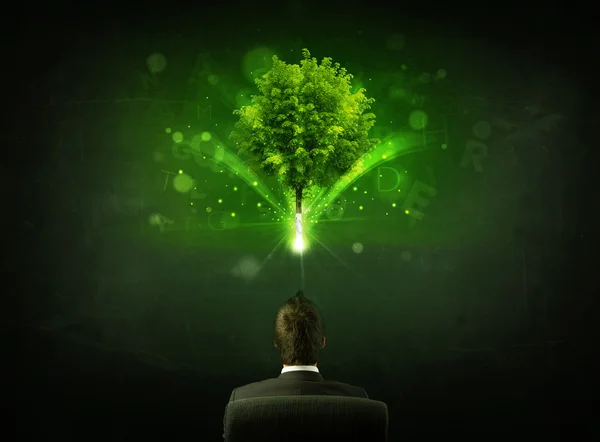 輝く木の前に座っているビジネスマン — ストック写真