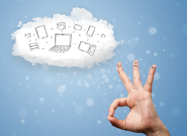 Felices dedos sonrientes mirando la computación en nube con tecnología —  Fotos de Stock