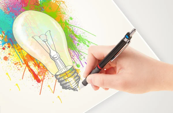 Ручний малюнок барвиста ідея лампочка з ручкою — стокове фото