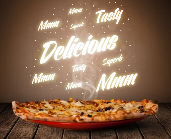 Pizza z pysznymi i smacznymi świecącymi napisami — Zdjęcie stockowe