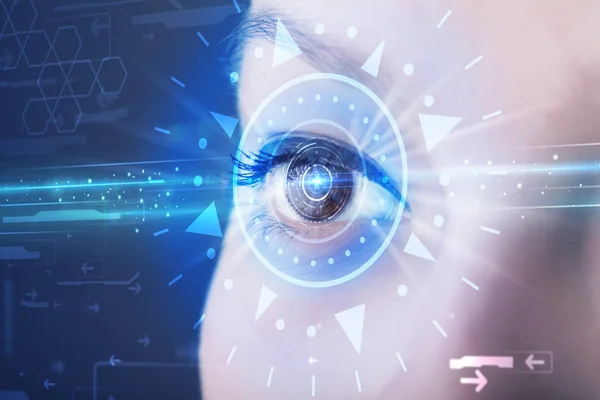 Cyber chica con ojo technolgy mirando en iris azul — Foto de Stock