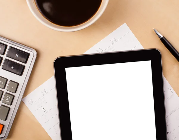 Tablet-PC mit Leerraum und einer Tasse Kaffee auf dem Schreibtisch — Stockfoto