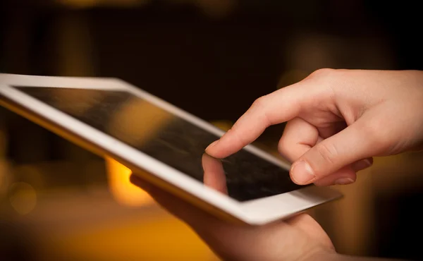 Fingret pekar på TabletPC med tomt utrymme — Stockfoto