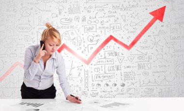 piyasa diyagramları ile masada oturan iş kadını 