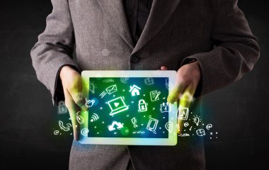 Yeşil ortam simgeleri ve sembolleri olan tablet tutan kişi