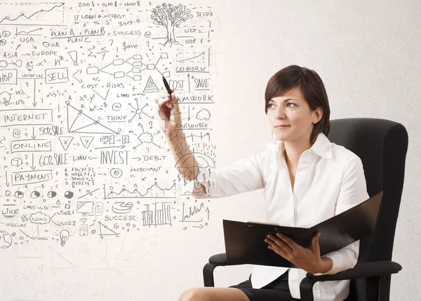 Mujer joven bosquejando y calculando pensamientos —  Fotos de Stock