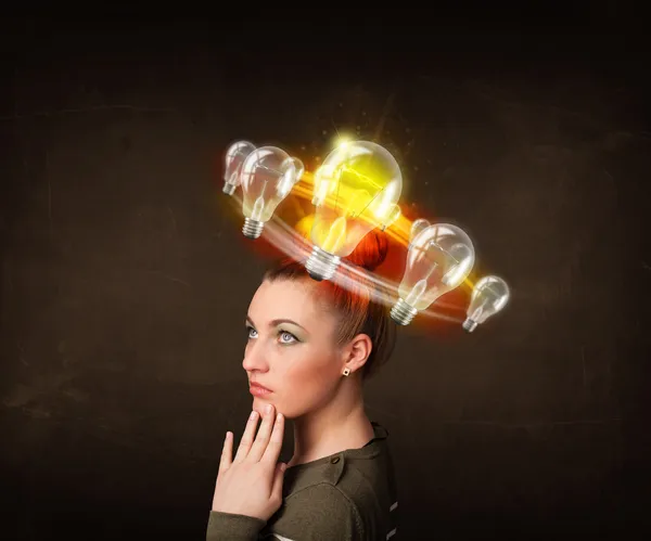 Mulher com lâmpadas circulando em torno de sua cabeça — Fotografia de Stock