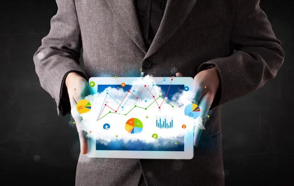 Persona sosteniendo un touchpad con tecnología de nube y gráficos —  Fotos de Stock