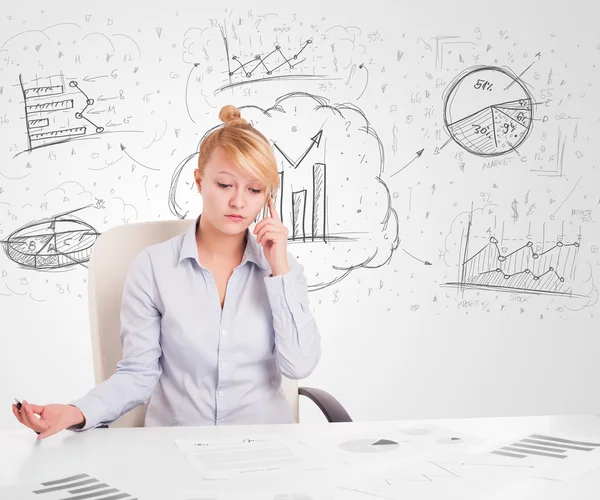 Geschäftsfrau sitzt mit handgezeichneten Diagrammen am Tisch — Stockfoto