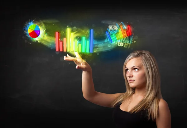 Молода бізнес-леді торкається концепції барвистої сучасної графічної системи — стокове фото