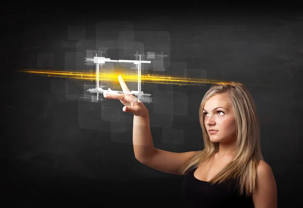 Молода технічна леді торкається кнопки з помаранчевими променями світла концепція — стокове фото