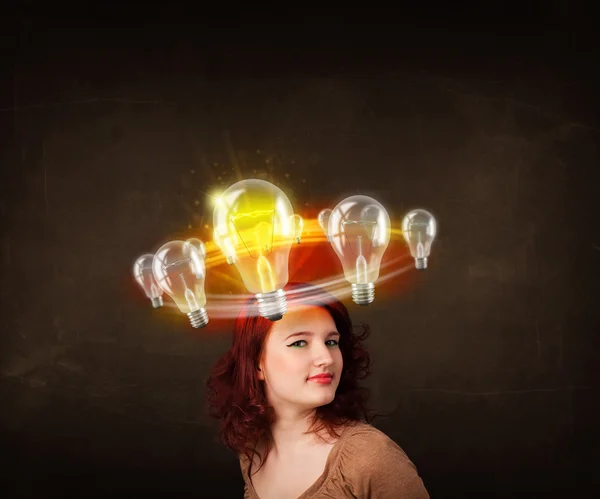 Женщина с лампочками, кружащимися вокруг головы — стоковое фото