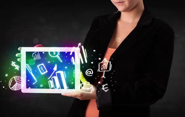 Junge Person mit Tablet mit Diagramm- und Diagrammsymbolen — Stockfoto