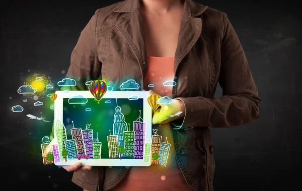 Joven mostrando tableta con paisaje urbano dibujado a mano — Foto de Stock