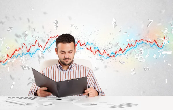 Homem de negócios sentado à mesa com gráfico do mercado de ações — Fotografia de Stock