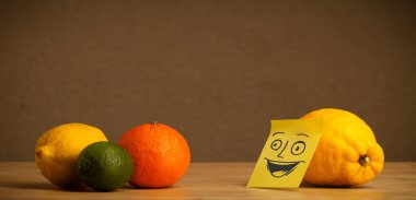 Limonlu narenciye gülümseyerek Not