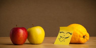 limon dilimi ile elma dışarı yapışmasını Not ile