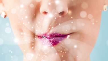 güzel kadının dudakları soyut beyaz ışıkları üfleme