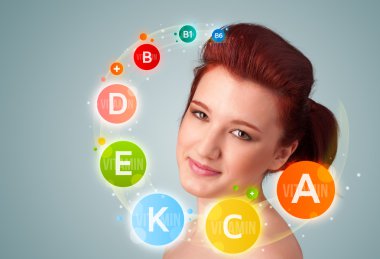 genç ve güzel kız ile renkli vitamin simgeler ve semboller