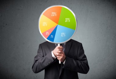 Elinde pasta grafiği tutan bir iş adamı.