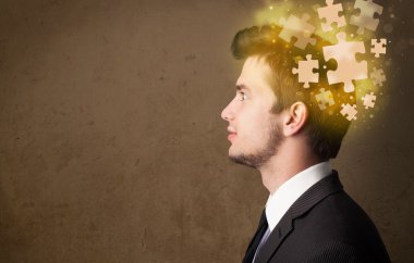 Genç insan parlak bir bulmaca zihniyetiyle düşünüyor