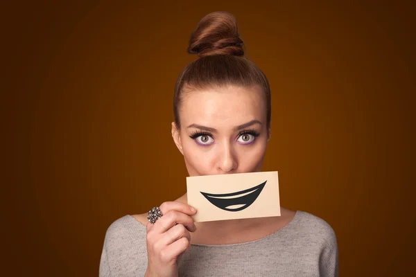 Gelukkig mooie vrouw met kaart met grappige smiley — Stockfoto