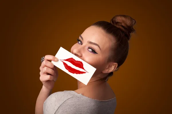 Glücklich hübsche Frau hält Karte mit Kuss Lippenstift Marke — Stockfoto