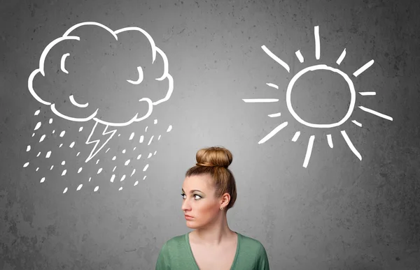 Mujer de pie entre un sol y un dibujo de lluvia —  Fotos de Stock