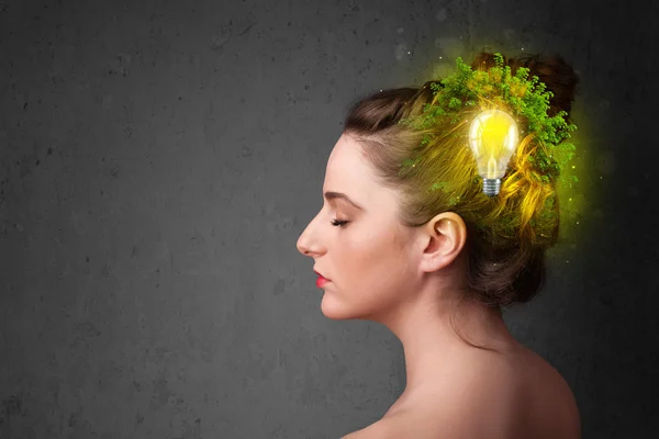 Yeşil Eko enerji ampul ile genç zihin düşünme — Stok fotoğraf