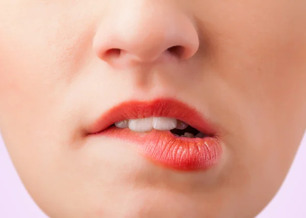 Gyönyörű nő piros ajkak közelről — Stock Fotó