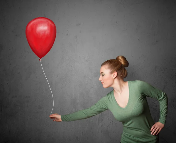 Frau mit rotem Luftballon — Stockfoto