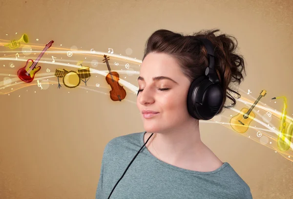 Νεαρή γυναίκα με ακουστικά ακούγοντας μουσική — Φωτογραφία Αρχείου