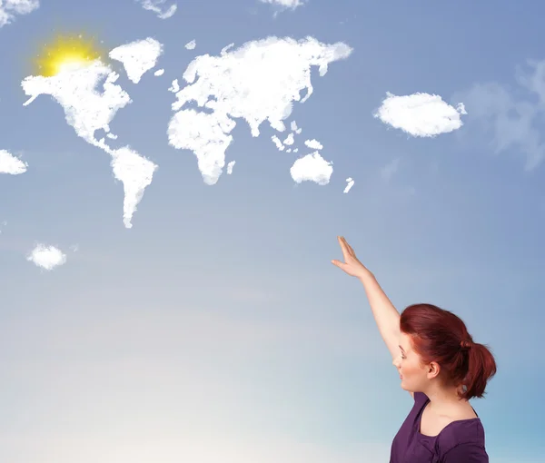 Menina olhando nuvens do mundo e sol no céu azul — Fotografia de Stock