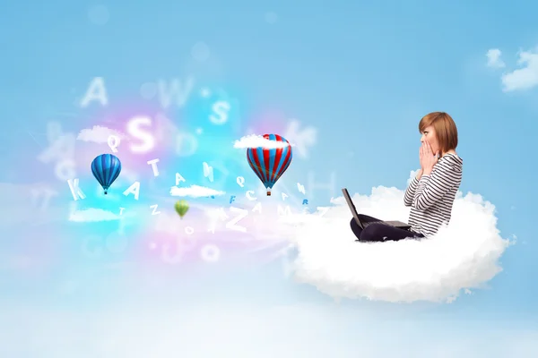 Νεαρή γυναίκα κάθεται στο σύννεφο με φορητό υπολογιστή — Φωτογραφία Αρχείου