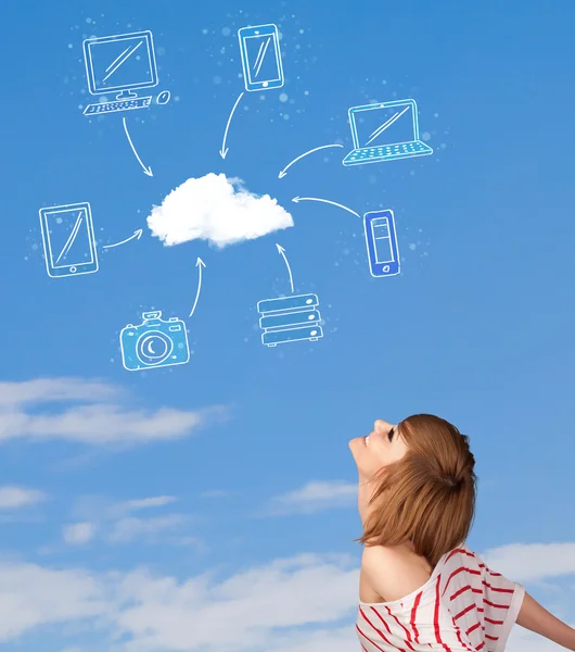 Случайная девушка рассматривает концепцию облачных вычислений на голубом небе — стоковое фото