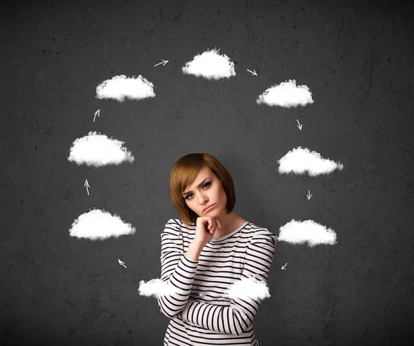 Mujer joven pensando con la circulación de nubes alrededor de su cabeza —  Fotos de Stock