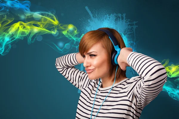 Mujer joven escuchando música con auriculares — Foto de Stock