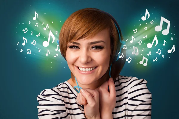 Young woman with headphones listening to music — Stock Photo, Image