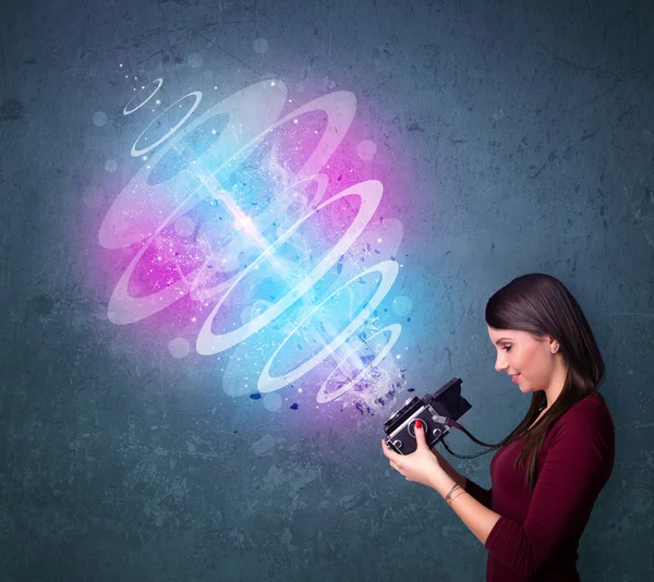 Menina fotógrafa fazendo fotos com feixe de luz poderoso — Fotografia de Stock
